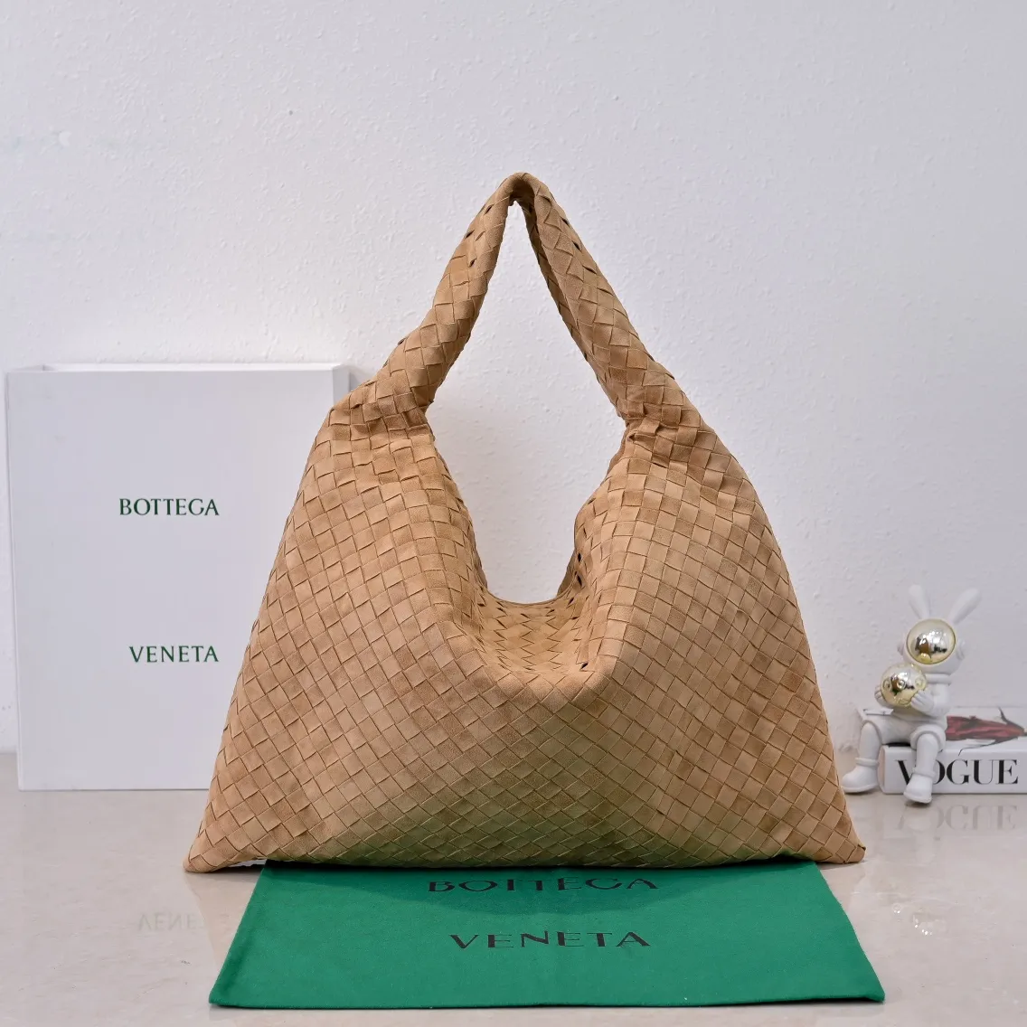 Batch 2160 #Bv Yangjin large size HOP cowhide, the bag body and handles are made of a whole piece of woven leather. The bag body is soft and lazy. Hop symbolizes the praise of innovation and eternal craftsmanship [love]. The pyramid silhouette combines practicality and fashion. Modern and casual, the bag mouth is double-sided closed design, more convenient and safe! Made of soft cowhide and full of texture, this is a must-have for fashionable ladies who like minimalism, comfort and casualness! Model: 3970 Dimensions: 54x24x13